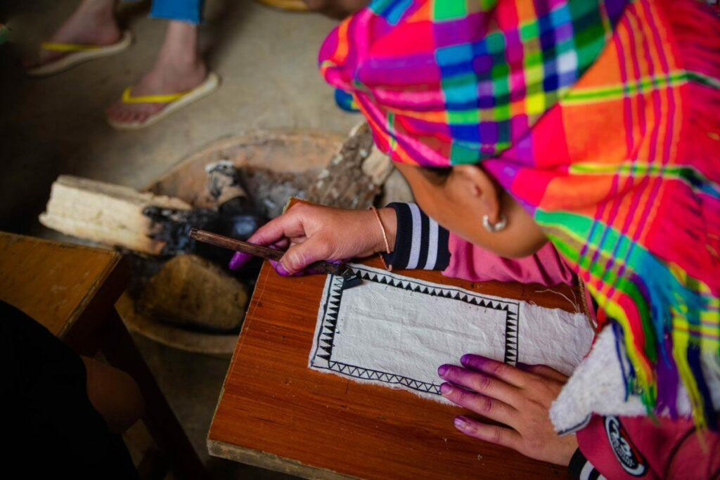 Trải nghiệm vẽ sáp ong